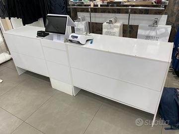 bancone e mensole per negozio