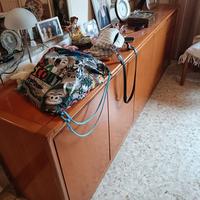 Mobile in legno con ante e cassetti