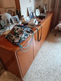 Mobile in legno con ante e cassetti