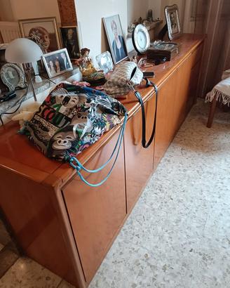 Mobile in legno con ante e cassetti