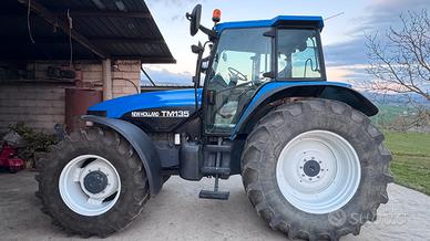 Trattore agricolo New Holland TM135