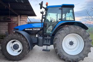 Trattore agricolo New Holland TM135