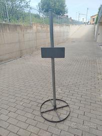 palo stradale  in ferro a base tonda 