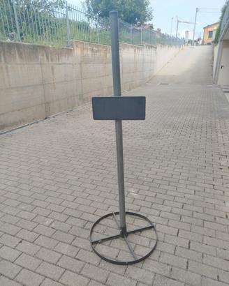 palo stradale  in ferro a base tonda 