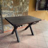 Tavolo in legno massello di falegnameria trentina