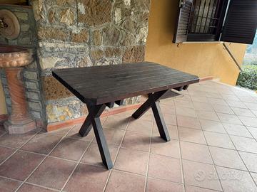 Tavolo in legno massello di falegnameria trentina