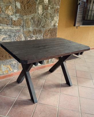 Tavolo in legno massello di falegnameria trentina