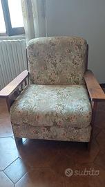 Poltrona in legno con cuscini
