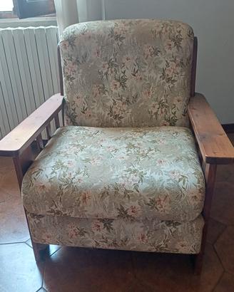 Poltrona in legno con cuscini
