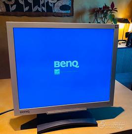 Computer desktop completo di monitor