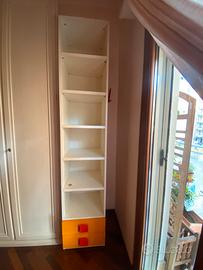 Libreria con cassetti
