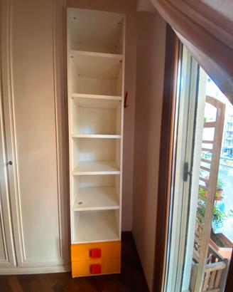 Libreria con cassetti