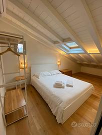 Moderno trilocale con corte e condominio incluso