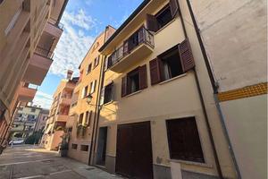 CASA SINGOLA IN ZONA PORTO CON BOX AUTO