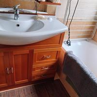 mobile bagno in legno con lavello