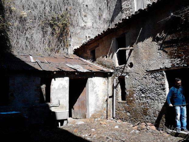 Vendesi casa rurale ai piedi della sila