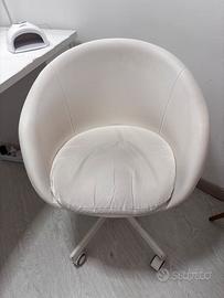 Sedia in ecopelle bianca cuscinata