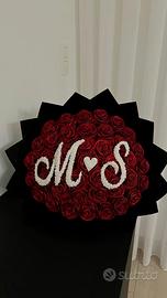 Mazzo di 50 rose con lettere e cuore