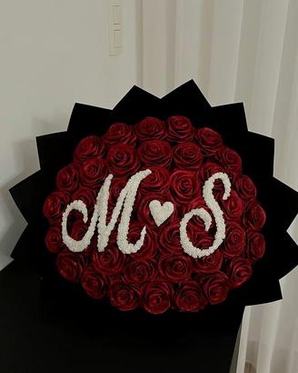 Mazzo di 50 rose con lettere e cuore