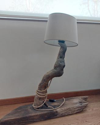 Lampada artigianale in legno riciclato