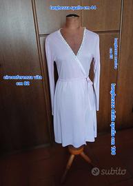 Vestaglia rosa con pizzo.