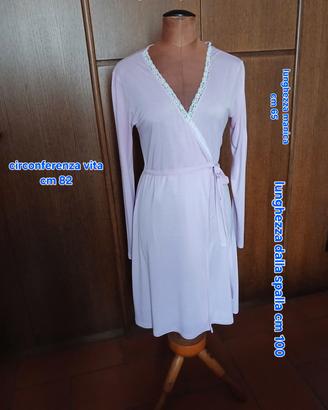 Vestaglia rosa con pizzo.