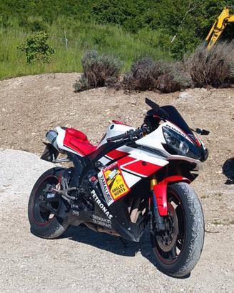 YAMAHA R1