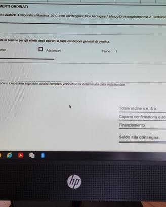 divano , 3 cuscini e tappeto