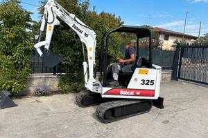 E152 Escavatore 25Q Bobcat 325