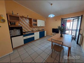 cucina con tavolo e sedie