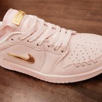 Nike Air Jordan 1 Low Rosa con dettagli oro – Snea