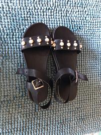 Sandali neri con perline