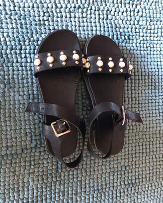 Sandali neri con perline