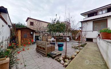 Villa Trifamiliare a Fiumicino 4 locali