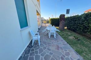 Appartamento con corte a due passi dal mare
