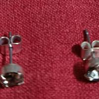 Orecchini con pietra. 1 ora a 5 euro.