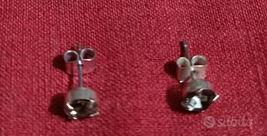 Orecchini con pietra. 1 ora a 5 euro.