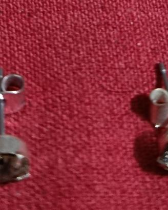 Orecchini con pietra. 1 ora a 5 euro.