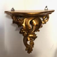 Piccola mensola in legno dorato intagliato