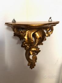 Piccola mensola in legno dorato intagliato