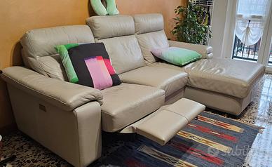 Divano con chaise longue e relax elettrico