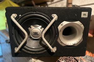 Subwoofer è amplificatore