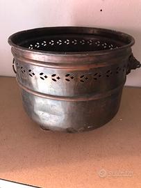 Antico portavaso in rame traforato