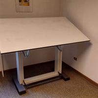 Tavolo con piano regolabile