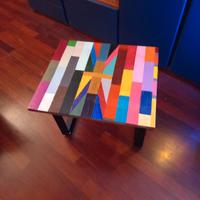 tavolino in legno fatto a mano.