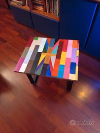 tavolino in legno fatto a mano.