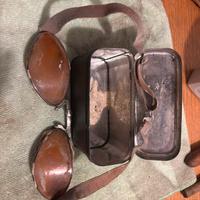 Vecchi occhiali con scatola