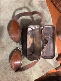 Vecchi occhiali con scatola