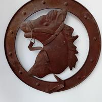 Testa di cavallo in lamiera sbalzata