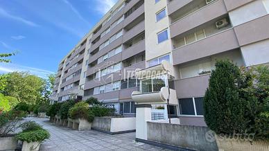 Trilocale con balcone, annessi cantina e garage.